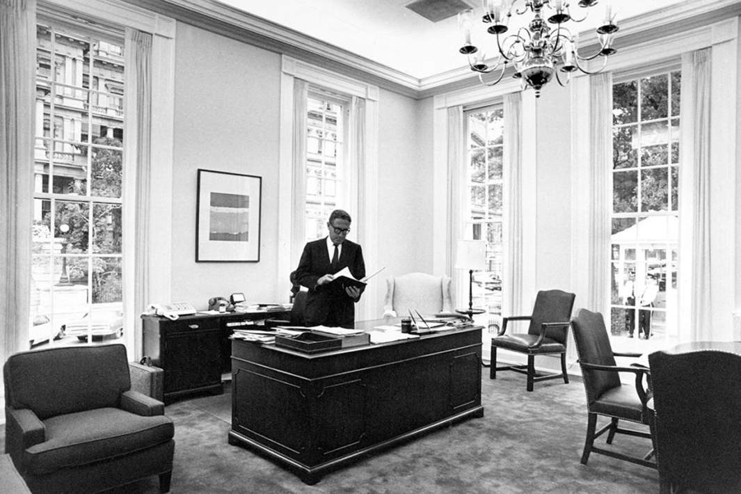 Советник по национальной безопасности Генри Киссинджер работает в своем кабинете в северо-западном углу западного крыла Белого дома в Вашингтоне, округ Колумбия, США, август 1970 года