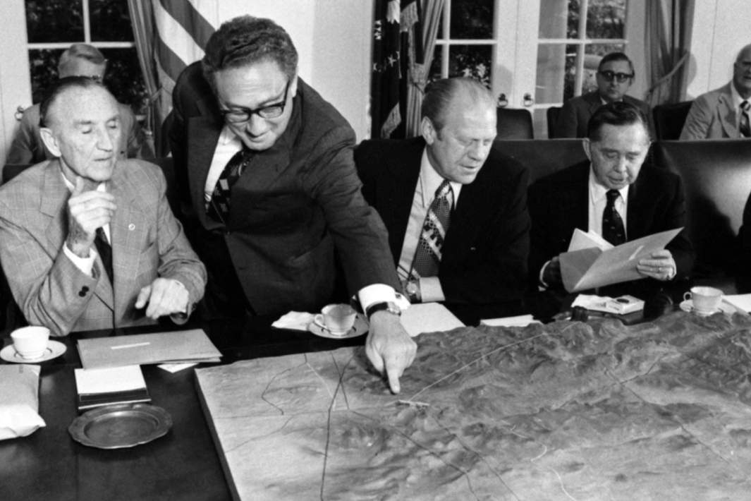 Генри Киссинджер указывает на карту Синая во время встречи с президентом США Джеральдом Фордом и членами Конгресса в кабинете министров Белого дома в Вашингтоне, округ Колумбия, США, 20 января 1977 года
