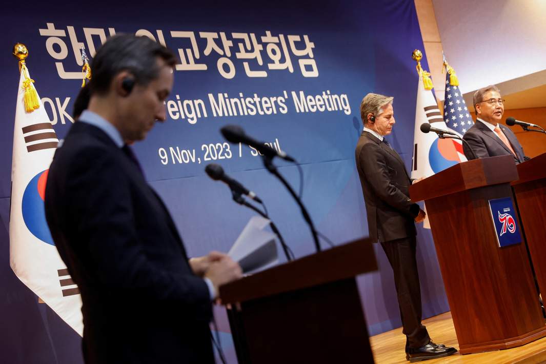 Госсекретарь США Энтони Блинкен и министр иностранных дел Южной Кореи Пак Джин проводят совместную пресс-конференцию после встречи в МИД в Сеуле. 9 ноября 2023 года