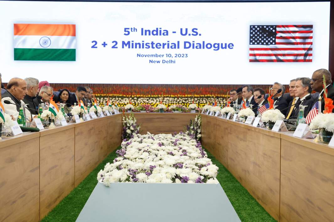Госсекретарь США Энтони Блинкен, министр обороны Ллойд Остин, министр иностранных дел Индии Субраманьям Джайшанкар и министр обороны Раджнатх Сингх со своими делегациями участвуют в так называемом «Диалоге 2+2» в Нью-Дели