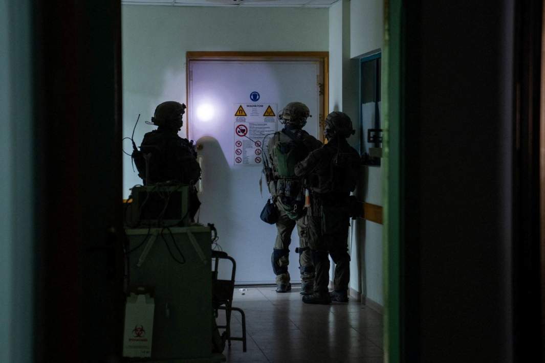 Солдаты ЦАХАЛ в госпитале Аль-Шифа