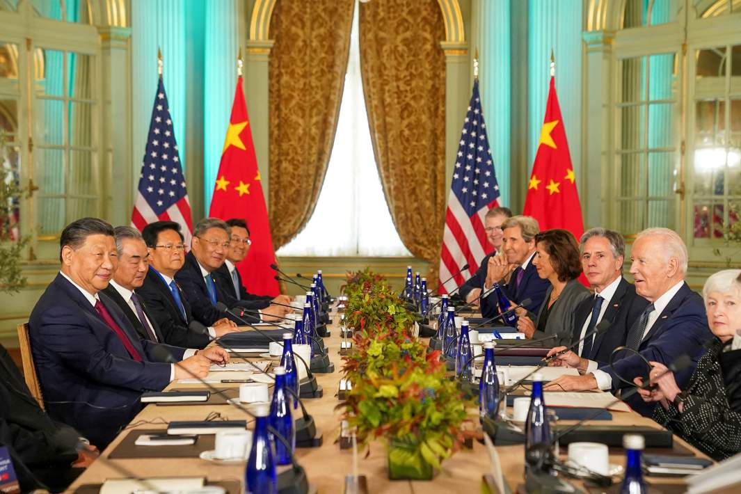 Президент США Джо Байден и председатель КНР Си Цзиньпин принимают участие в двусторонней встрече в поместье Филоли на полях саммита АТЭС в Калифорнии, 15 ноября 2023 года