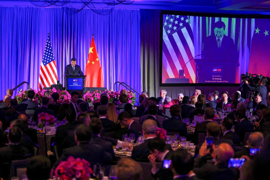 Председатель КНР Си Цзиньпин выступает на "Мероприятии высокопоставленных китайских лидеров", проводимом Национальным комитетом по американо-китайским отношениям и Американо-китайским деловым советом на полях саммита Азиатско-Тихоокеанского экономического сотрудничества (АТЭС) в Сан-Франциско, Калифорния, США, 15 ноября 2023 года