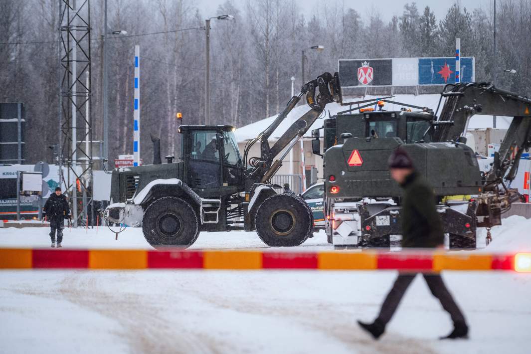 Транспортные средства Сил обороны Финляндии (FDF) на пограничной станции Вартиус, Финляндия, 19 ноября 2023 года