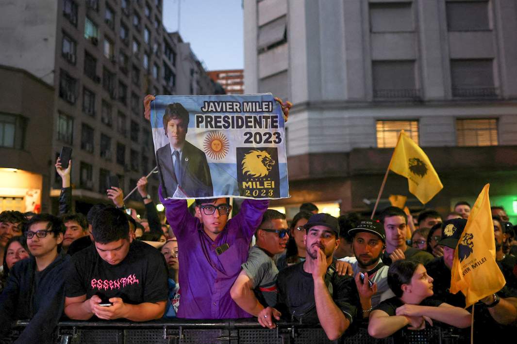 Сторонники избранного президента Аргентины Хавьера Милея собираются после его победы во втором туре президентских выборов в Аргентине, в Буэнос-Айресе, 19 ноября 2023 года.