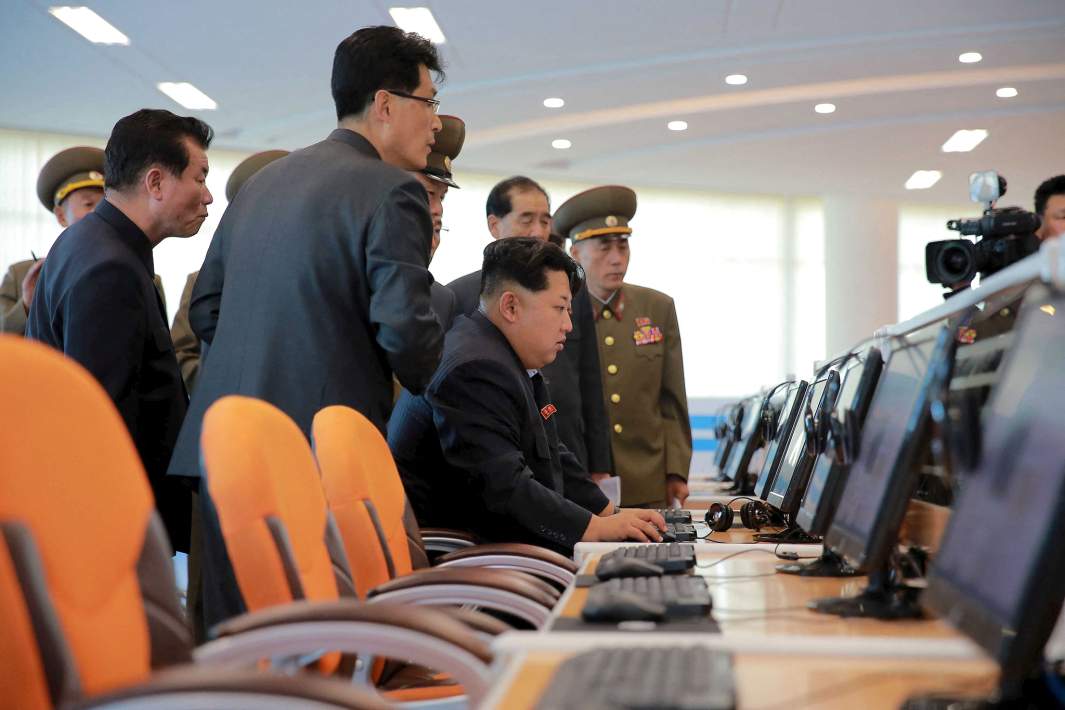 Северокорейский лидер Ким Чен Ын проводит инструктаж в Научно-техническом комплексе