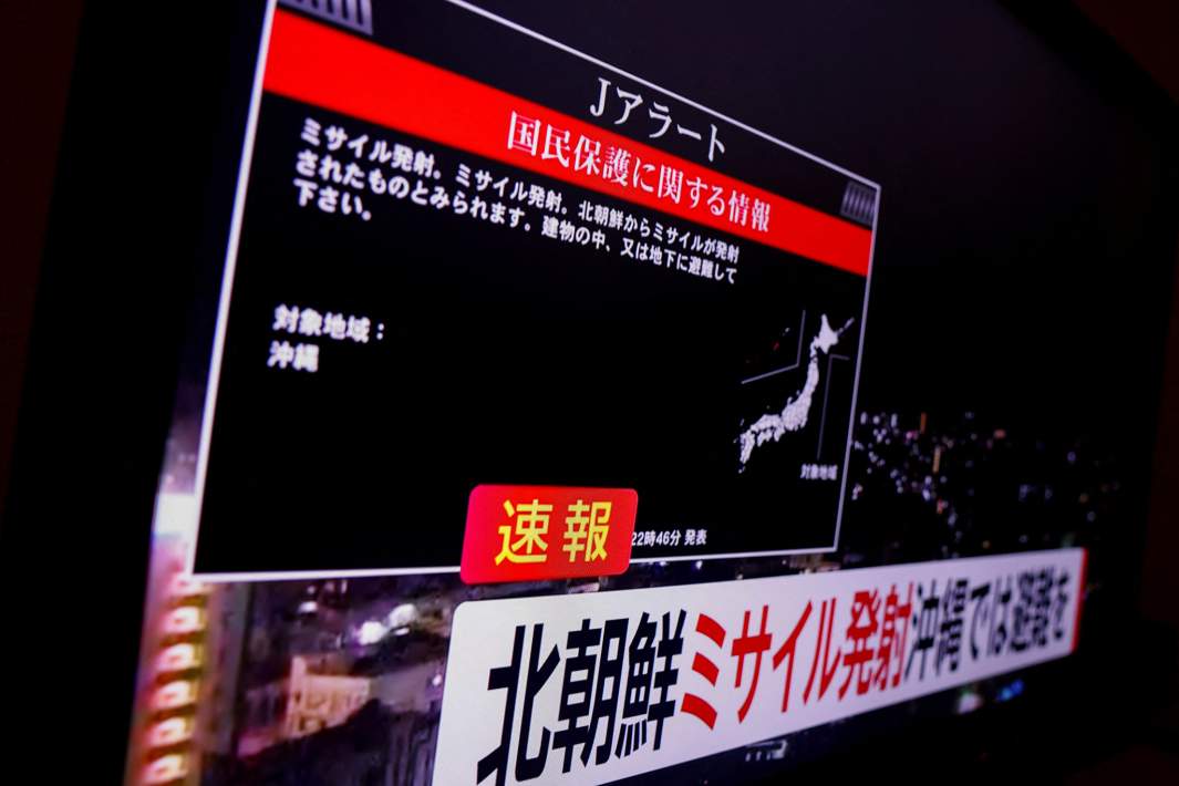 Экстренное предупреждение жителей Окинавы после запуска ракеты со стороны Северной Кореи