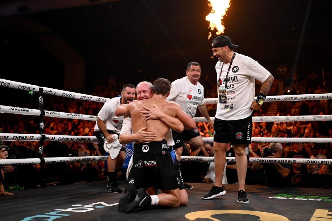 Никита Цзю празднует победу над Диланом Биггсом 