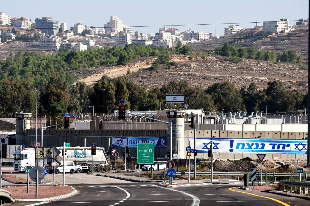 израильская военная тюрьма Офер недалеко от Рамаллы на оккупированном Израилем Западном Берегу, где, как ожидается, будут освобождены некоторые палестинские заключенные в рамках соглашения между Израилем и ХАМАС по освобождению заложников