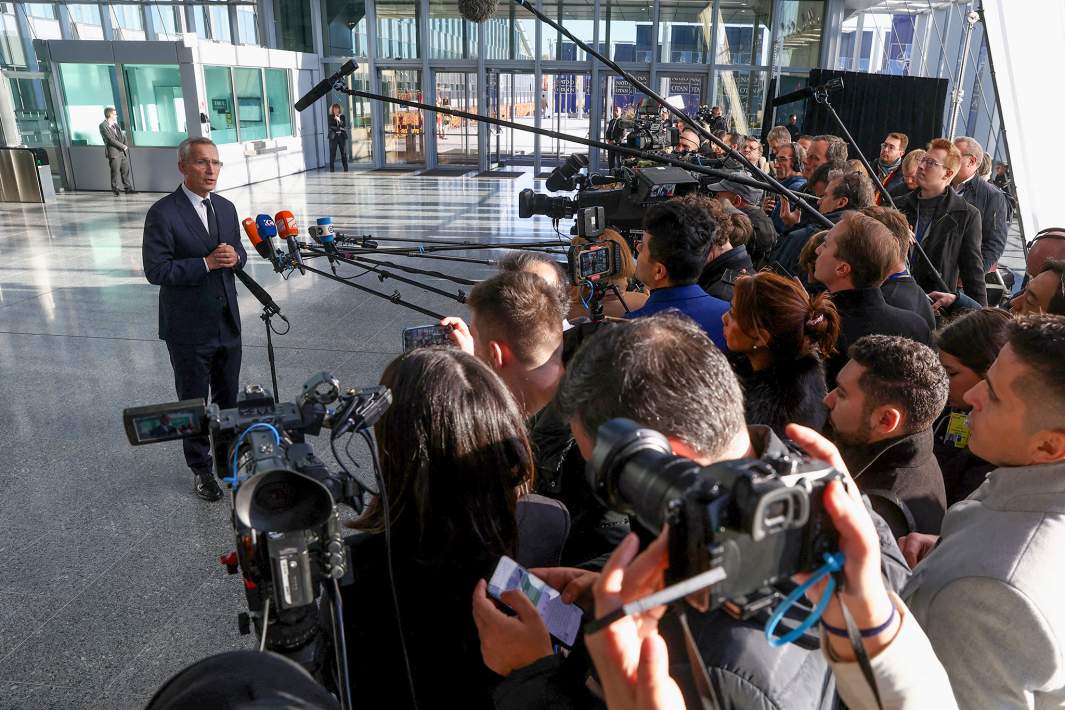 Генеральный секретарь НАТО Йенс Столтенберг беседует со СМИ во время встречи министров иностранных дел стран НАТО в штаб-квартире Альянса в Брюсселе, Бельгия, 28 ноября 2023 года.