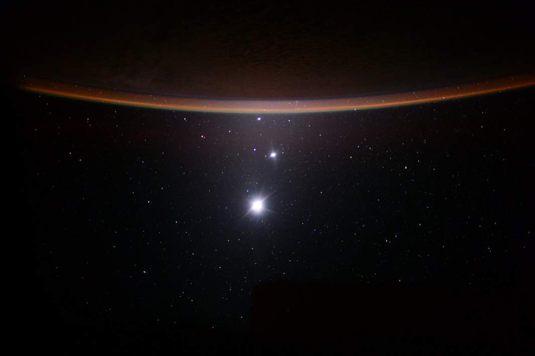 Снимок полумесяца Земли, Луны, Венеры и Юпитера (сверху вниз)