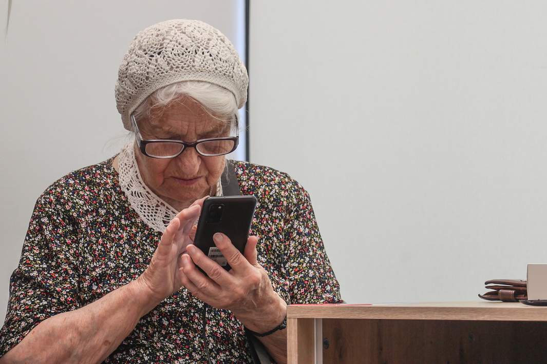 бабушка с телефоном
