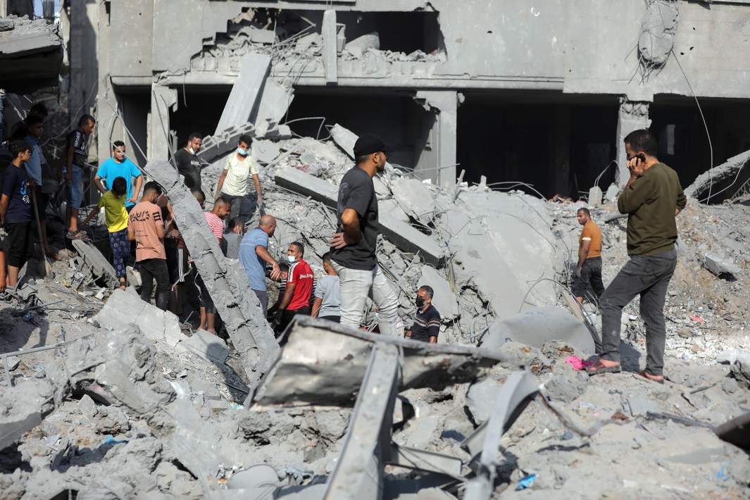 Палестинцы ищут выживших на развалинах жилого дома в Аль-Бурейдже