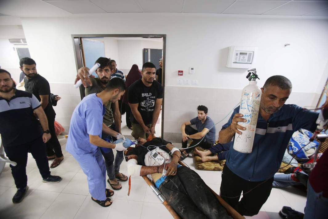 Оказание помощи раненым в результате авиаудара ВВС Израиля по госпиталю «Аш-Шифа»