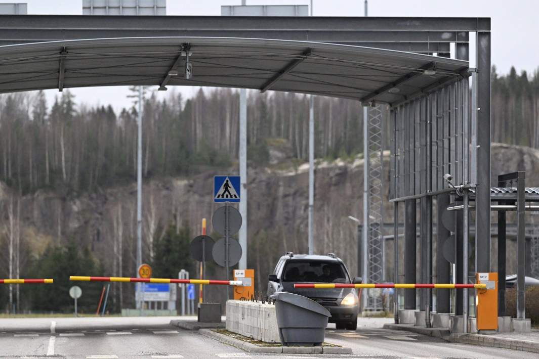 Автомобиль на границе между Россией и Финляндией 