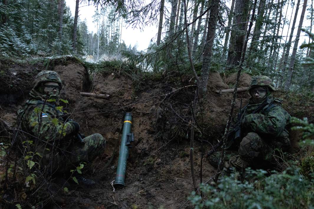 Подразделение эстонской армии отрабатывает приемы активной обороны во время учений