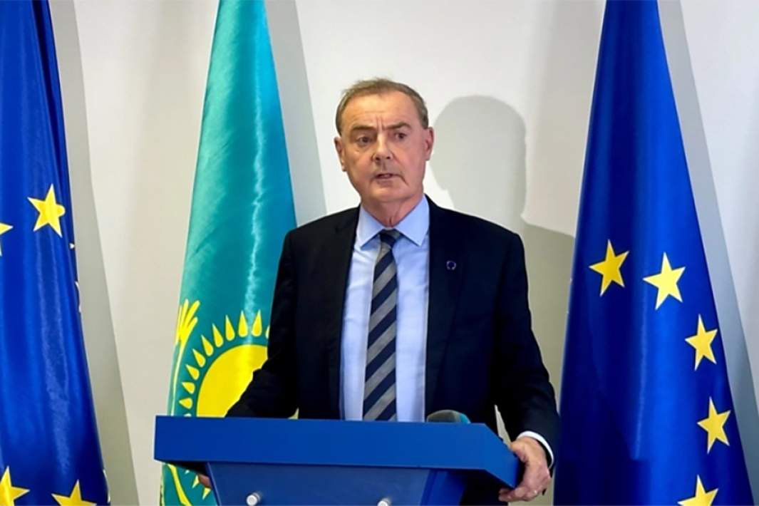 Специальный посланник ЕС по санкциям Дэвид О'Салливан на пресс-конференции во время своего первого визита в Казахстан в апреле 2023 года