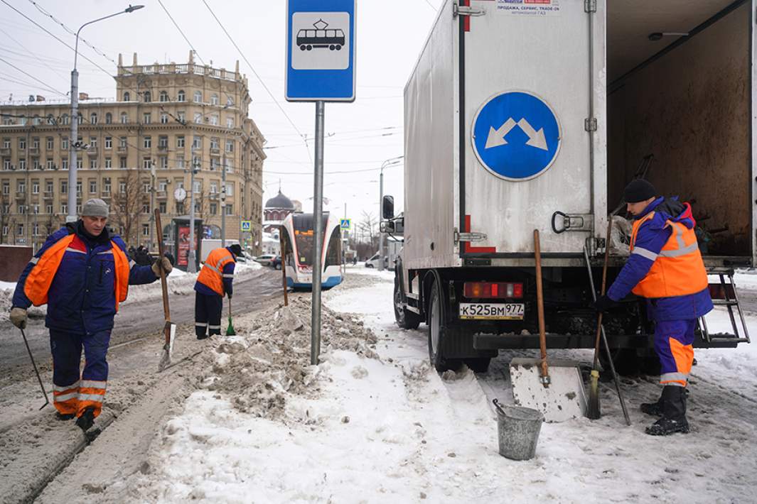 Сотрудники коммунальных служб убирают снег в центре Москвы