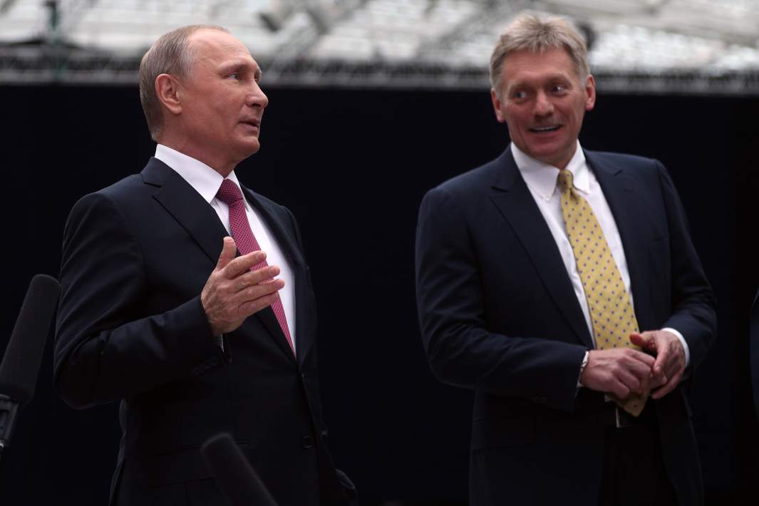 Президент России Владимир Путин и пресс-секретарь главы государства Дмитрий Песков
