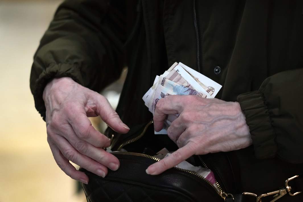 деньги в руках пожилой женщины