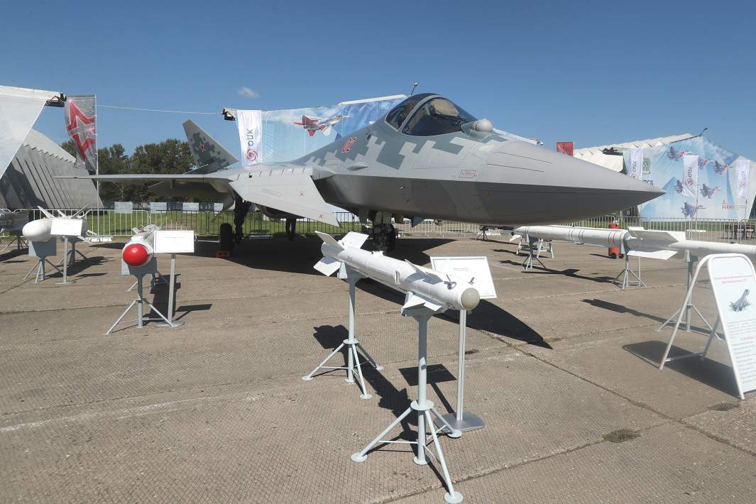 Многоцелевой истребитель пятого поколения Су-57 на выставке в рамках международного военно-технического форума «Армия-2023» на территории конгрессно-выставочного центра военно-патриотического парка «Патриот»
