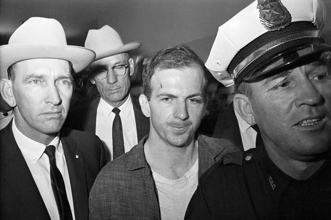 Ли Харви Освальд в сопровождении полиции. 2 ноября 1963 года
