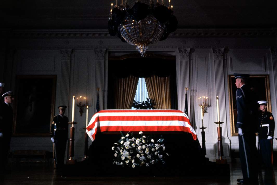 Военный почетный караул охраняет гроб Джона Кеннеди