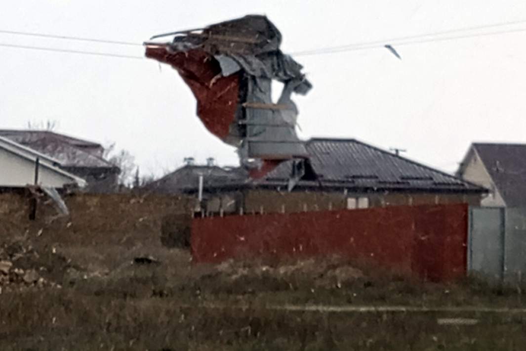 Крыша дома висит на проводах в селе Суворовское Сакского района