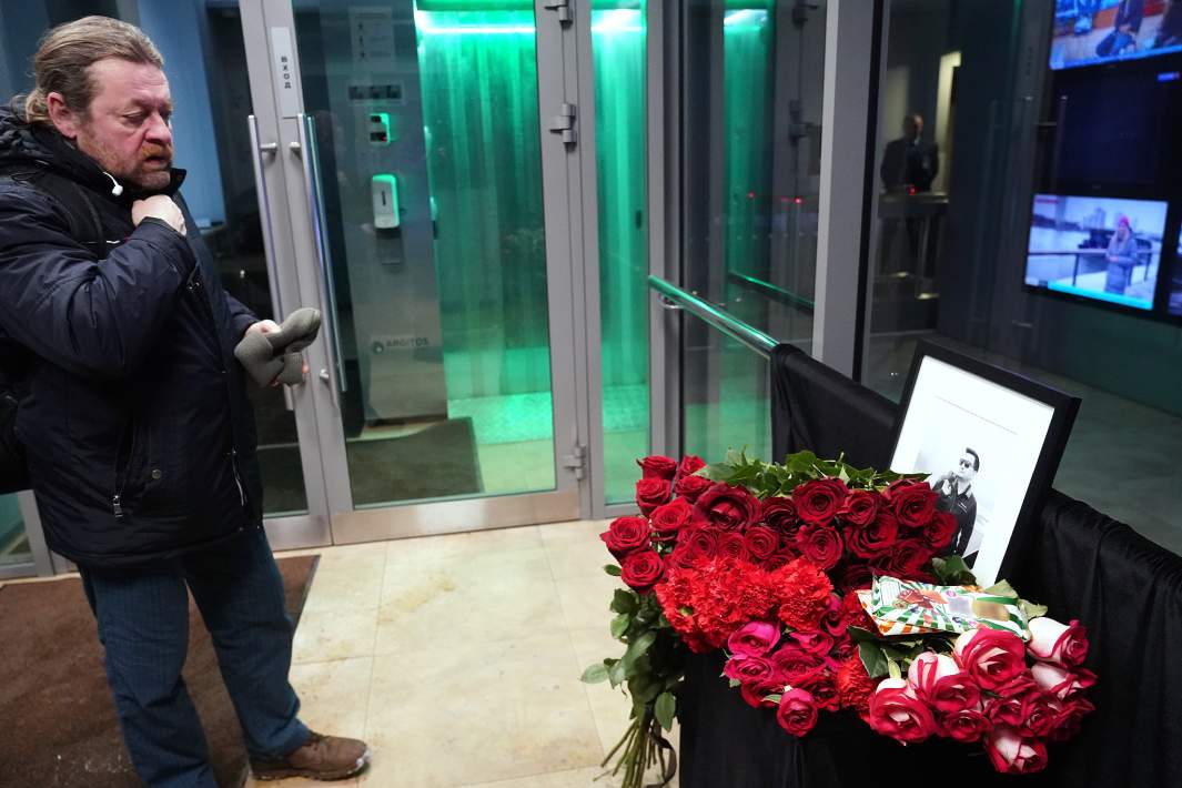 Мужчина у портрета погибшего корреспондента Бориса Максудова в офисе ВГТРК