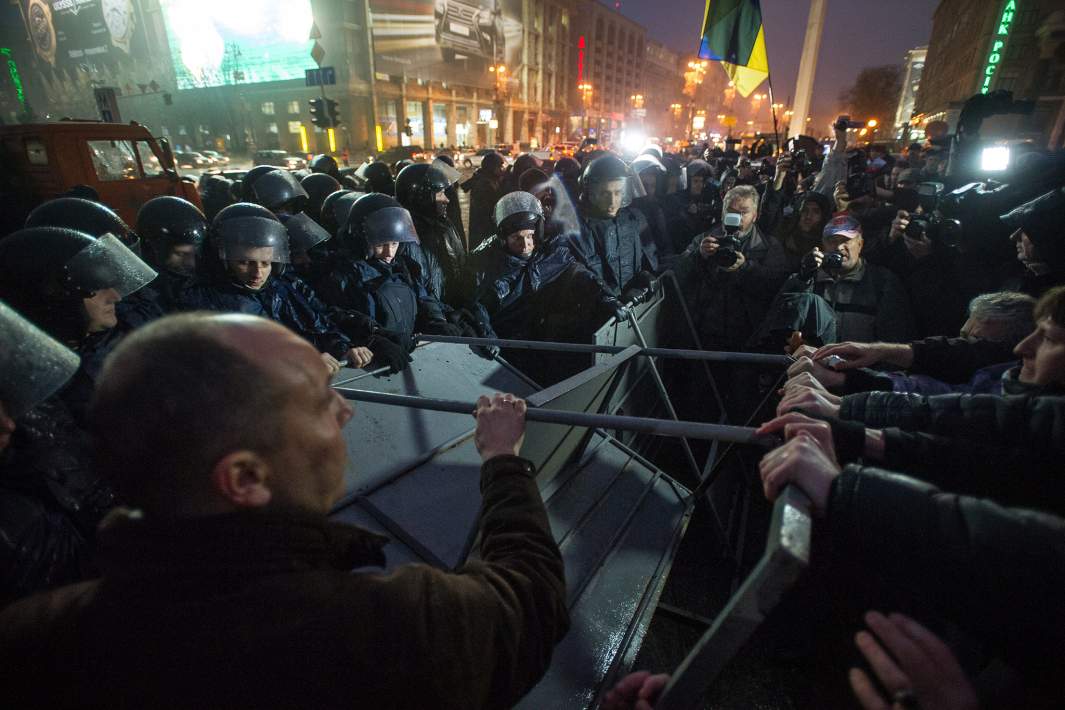 Сторонники евроинтеграции Украины во время стычки с сотрудниками подразделения "Беркут" на площади Независимости в Киеве