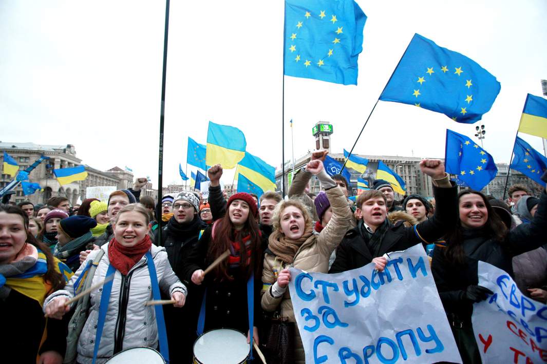 Студенты киевских вузов на акции против решения правительства Украины о приостановлении процесса интеграции Украины и Евросоюза на площади Независимости в Киеве, 26 ноября 2013 года