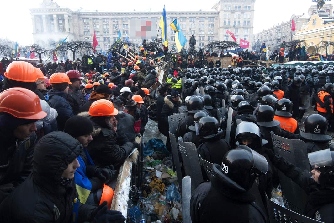 Сотрудники правоохранительных органов Украины и сторонники евроинтеграции на площади Независимости в Киеве 11.12.2013 года 