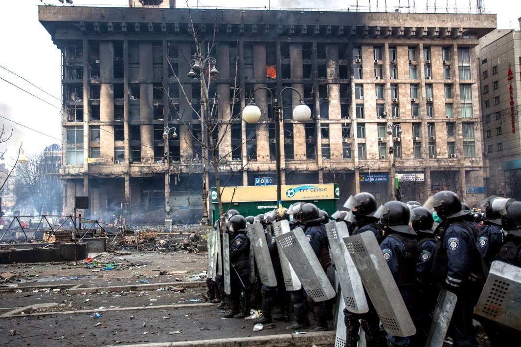 Сотрудники правоохранительных органов у сгоревшего Дома профсоюзов на площади Независимости в Киеве, где происходят столкновения митингующих и сотрудников милиции