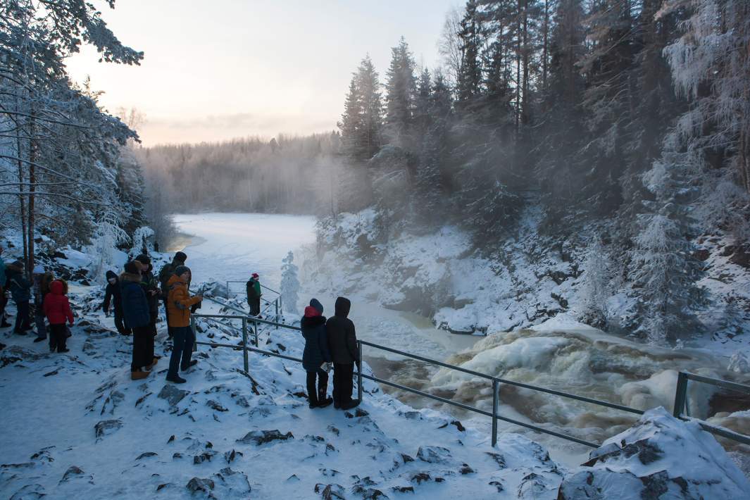 Туристы у водопада Кивач, образуемого падением реки Суны, на территории Государственного заповедника «Кивач» в Республике Карелия