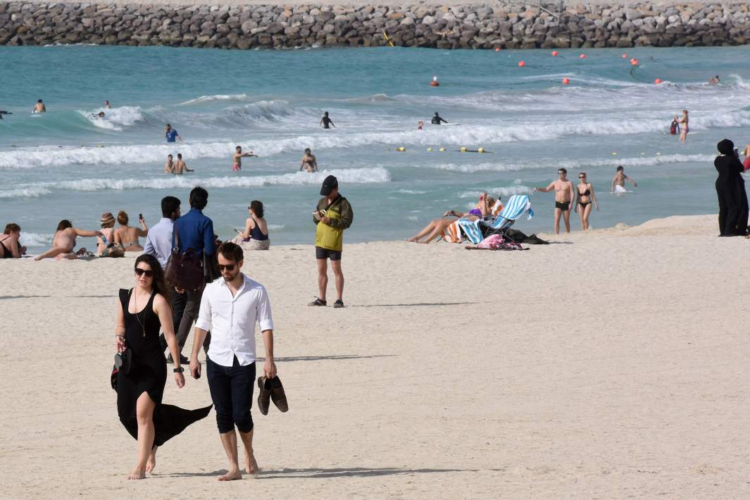 Отдыхающие на пляже в Дубае