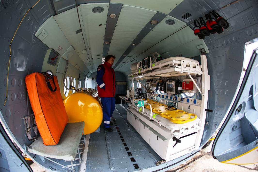 Медицинский модуль на борту санитарного вертолета Ми-8АМТ