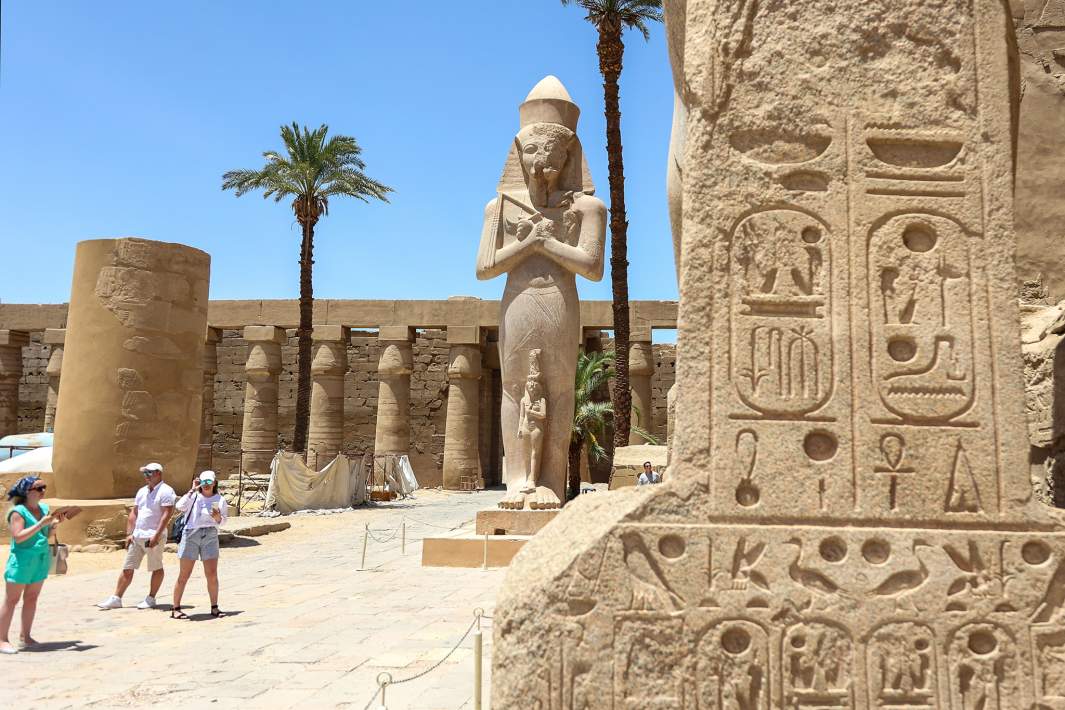 Туристы в Карнакском храме — крупнейшем храмовом комплексе Древнего Египта в Луксоре