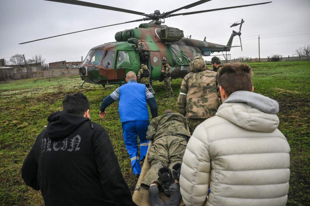 Эвакуация раненного бойца ВС РФ