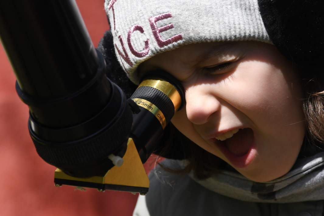 ребенок смотри в телескоп