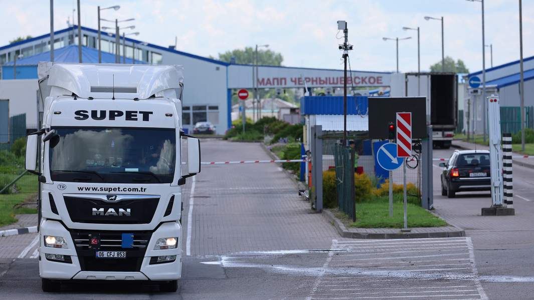 Грузовой автомобиль у КПП