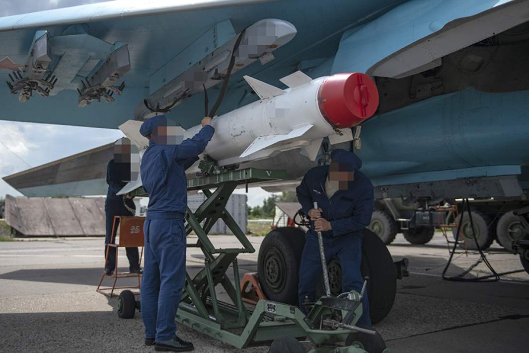 Предполетная подготовка истребителя-бомбардировщика Су-34 ВКС РФ на аэродроме в зоне проведения спецоперации
