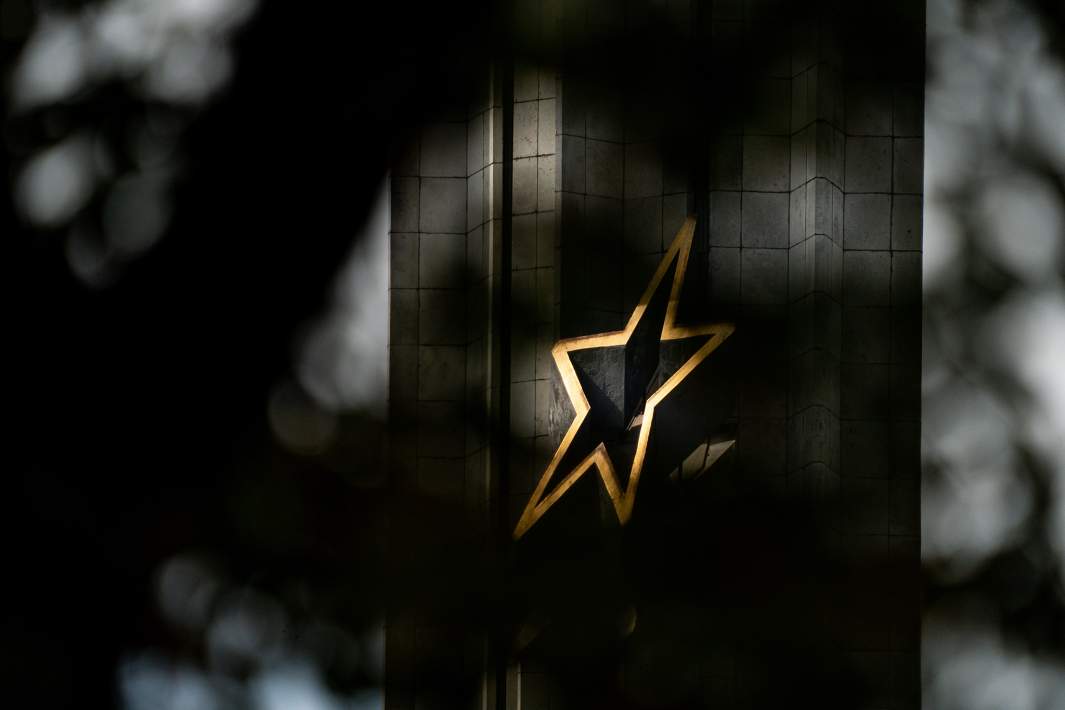 Звезда на монументе «Освободителям Риги»