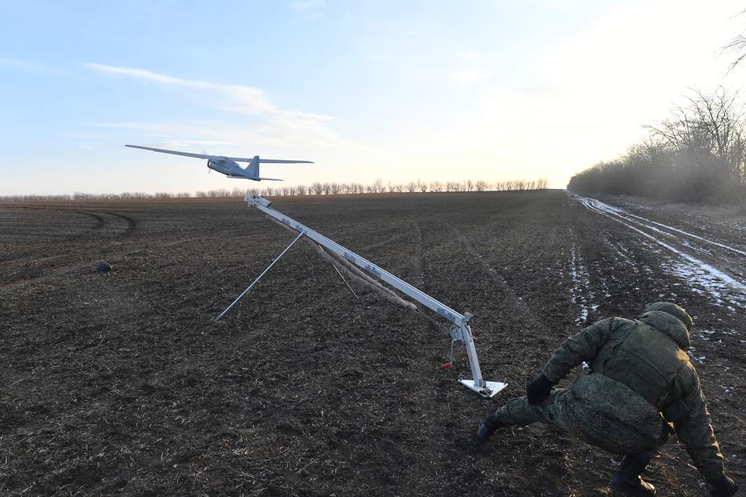 Военнослужащий ВС РФ запускает беспилотный летательный аппарат самолетного типа в зоне СВО