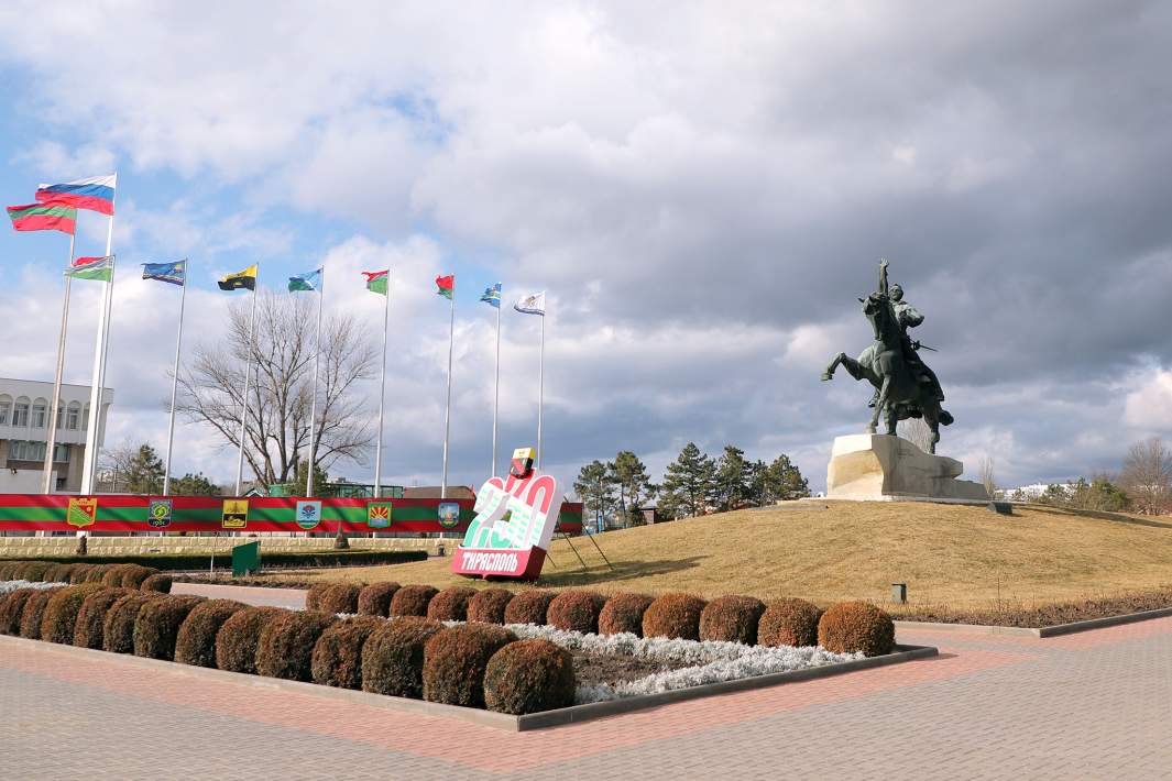 Памятник Александру Суворову у Екатерининского парка в Тирасполе, Приднестровье