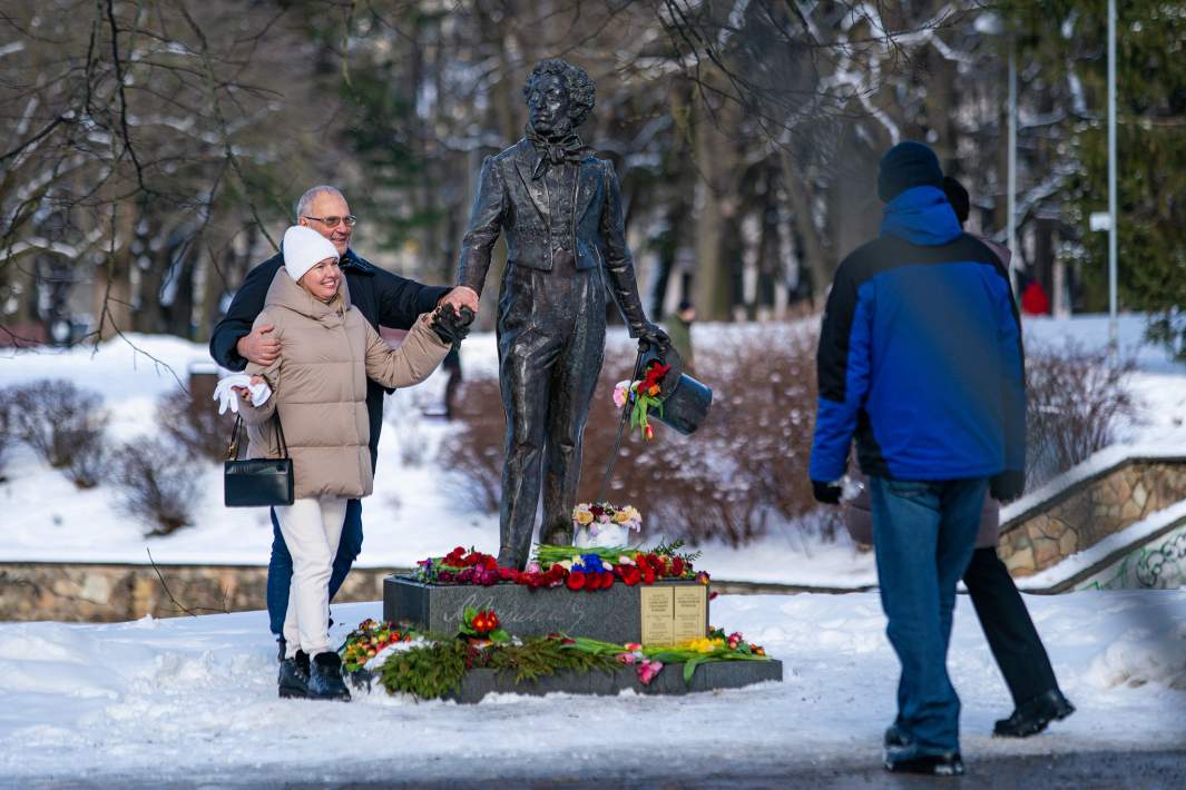 Памятник поэту Александру Сергеевичу Пушкину в парке Кронвалда в Риге до сноса, март 2023 года