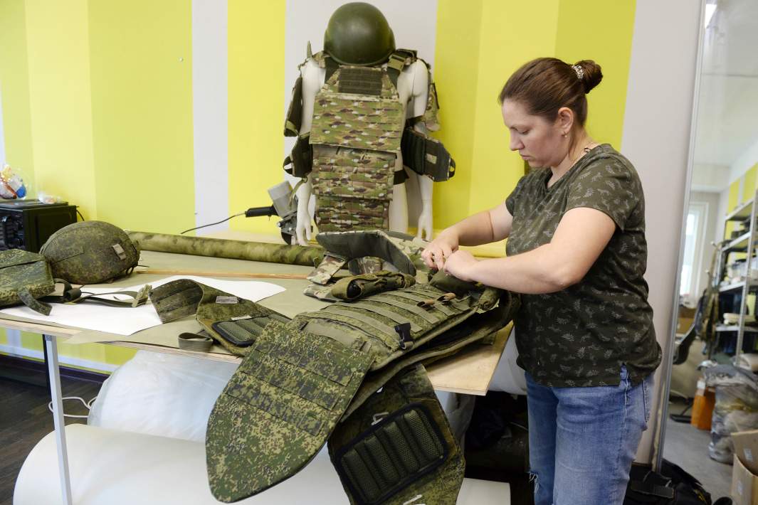 Портниха в мастерской, которая занимается пошивом и комплектацией пластинами бронежилетов военного снаряжения для нужд участников СВО