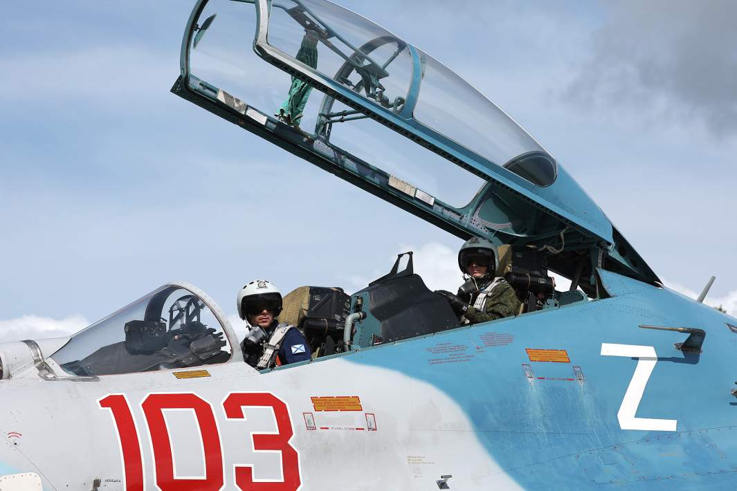 Пилоты во время предполетной подготовки многоцелевого истребителя Су-27 морской авиации Военно-морского флота РФ в ходе летно-тактических учений экипажей истребителей в Калининграде