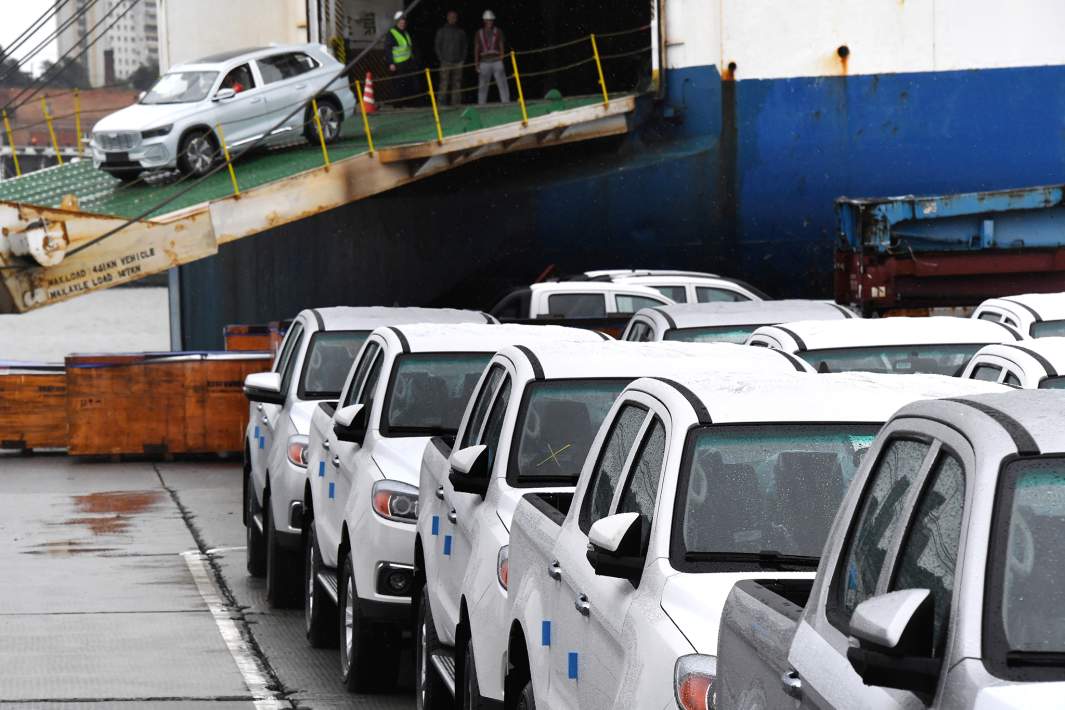Разгрузка автомобилей, прибывших грузовым судном из Китая