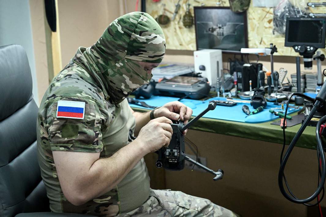 Военнослужащий ВС РФ в мастерской по ремонту и перепрошивке дронов