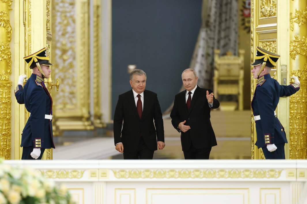 Президент РФ Владимир Путин и президент Узбекистана Шавкат Мирзиеев перед началом переговоров в расширенном составе
